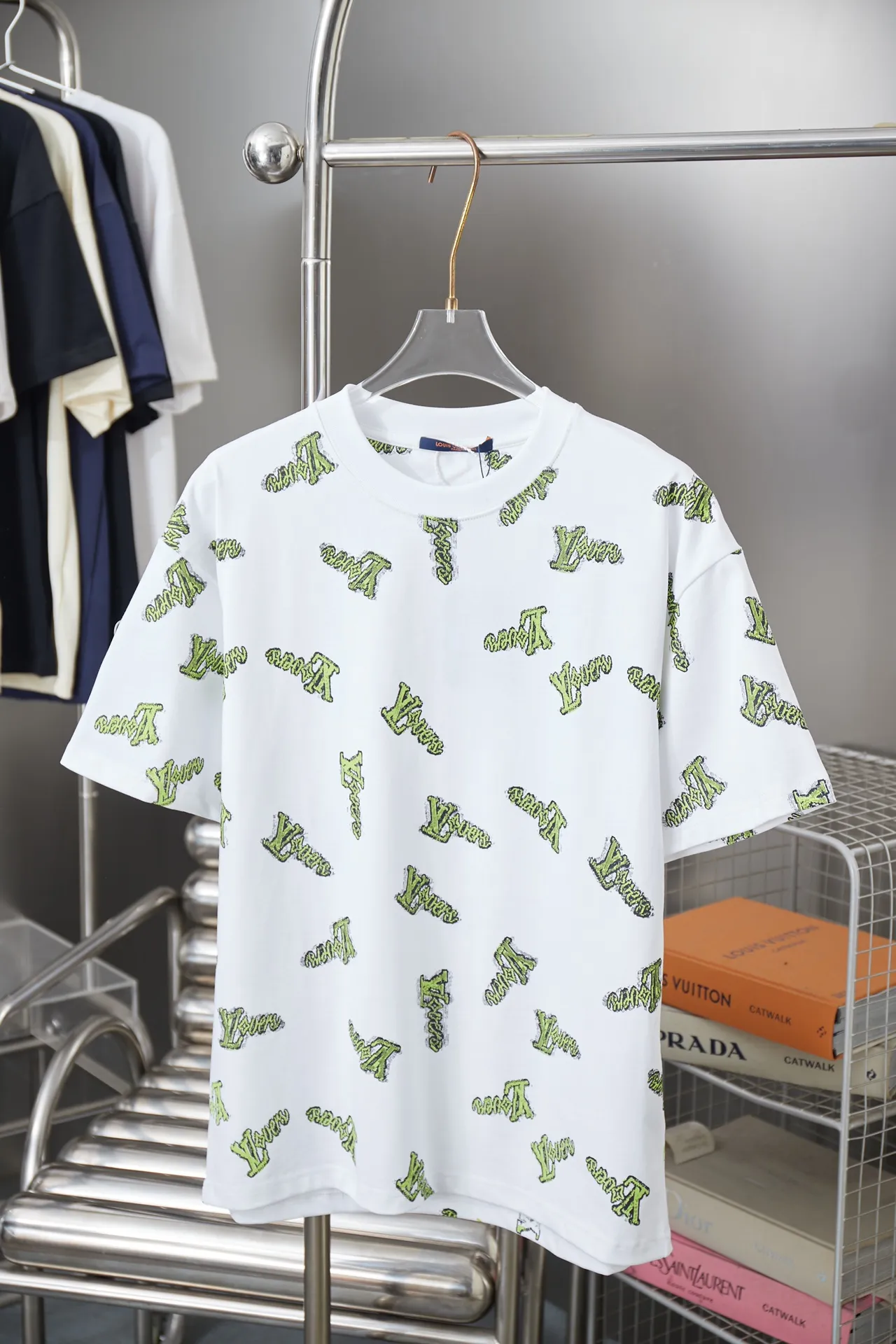 🅿️190 1V 25SS early spring new model Digitally printed letter short sleeves Light luxury essential item for daily commuting for men and women Correct version Welcome to compare Detailed features · 320g 100% pure cotton double yarn jersey fabric · Special thickened 32 pieces of double-strand 1X1 thread in the same cylinder custom dyeing · Positioned digital green LV letter logo printing · Double needle stitching and cross-stitching technology · Original main mark, washed tag, brand moisture-proof paper packaging Color: black/white/green Size: S/M/L/XL